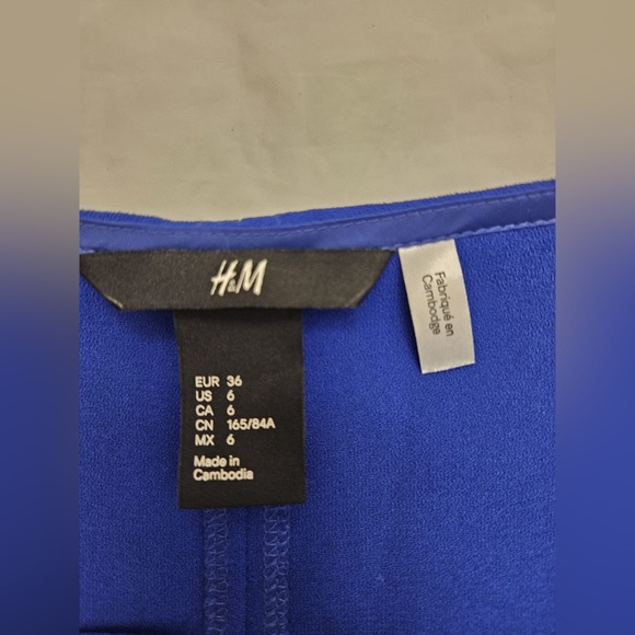 H&M Electric Blue Shift Dress
Size 6
In great condition
Measurements in picture - Picture 7 of 13